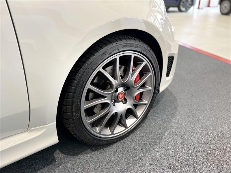 新仕様【 ABARTH 695 Turismo 】展示車のご案内｜フィアット／アバルト小山スタッフブログ｜FIAT/ABARTH Official  Dealer Site