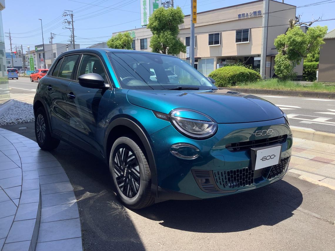 思わず見入ってしまう、Hybrid専用カラー「Sea Green」｜フィアット