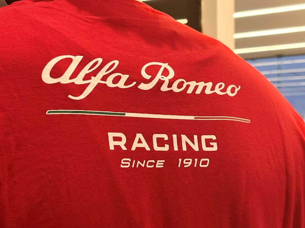 i*n様 Alfa Romeo Racing Tシャツ 限定版 オフィシャルグッズご紹介 ～ レーシング Tシャツ～｜アルファ ロメオ