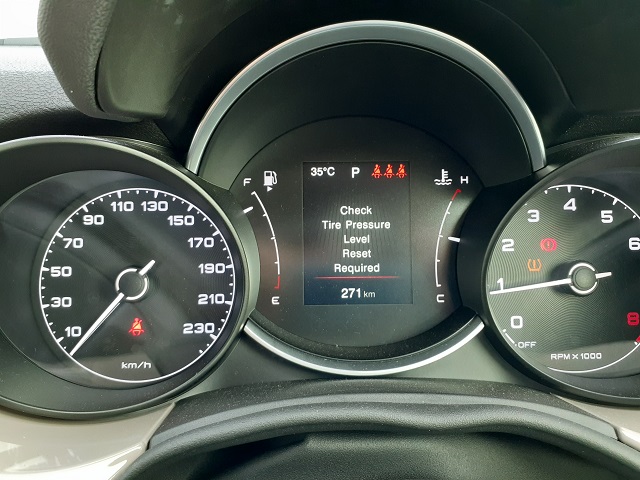 タイヤの空気圧チェックランプ(※500Xバージョン)｜フィアット