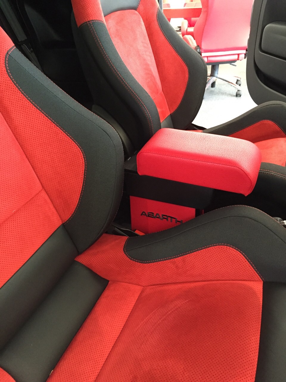 ABARTH アルカンターラレザー アームレスト(ブラック×ブラックステッチ) ABARTH アルカンターラレザー アームレスト(ブラック×ブラック