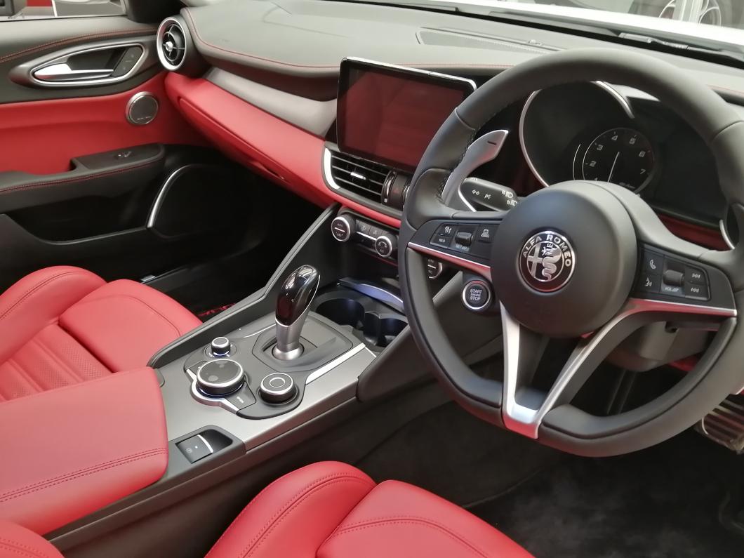 Giulia Veloce 展示車 到着しました アルファ ロメオ大阪東スタッフブログ Alfa Romeo Official Dealer Site