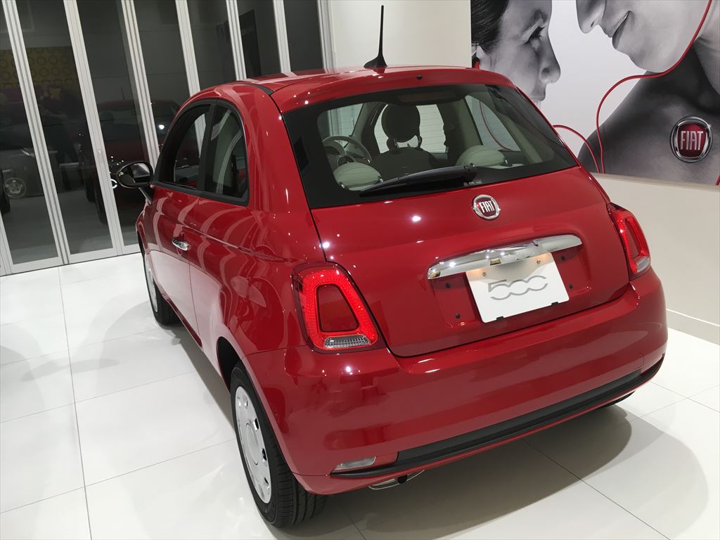 FIAT 500 】赤色のチンクエチェント展示中です。｜フィアット