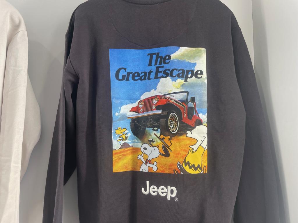 15％OFF ❗️ジープ　デザイン　アートペイント　キャンバス地 新作！Jeep×スヌーピー コラボ商品入荷！｜ジープ札幌美園スタッフ