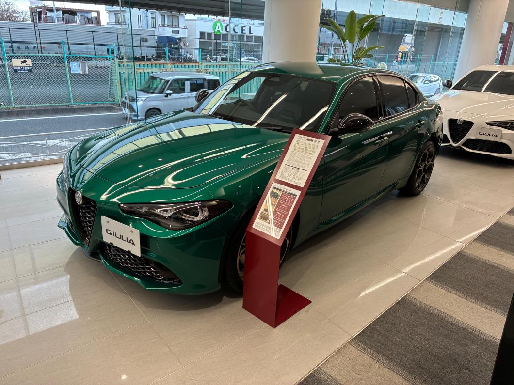 Alfa Romeo GIULIA “Montreal Green” ― 圧倒的な存在感を放つカラーの