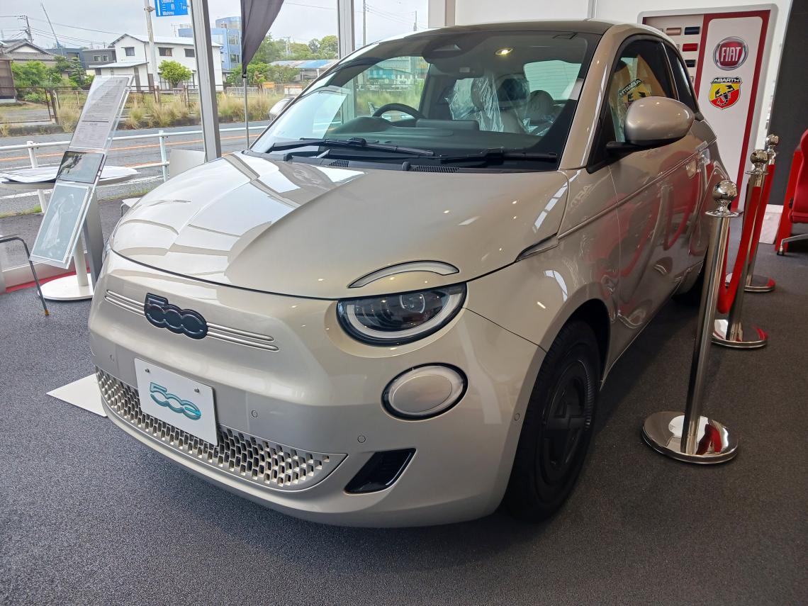 FIAT 500e Giorgio Armani Collector’s Edition 展示中！！