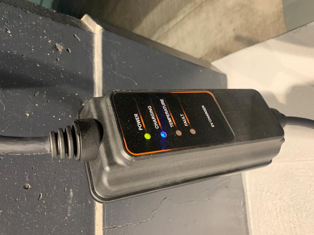 レネゲード 4XEの充電器について｜ジープ目黒スタッフブログ