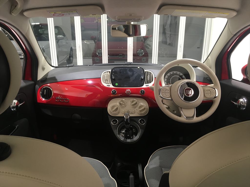 FIAT 500 】赤色のチンクエチェント展示中です。｜フィアット