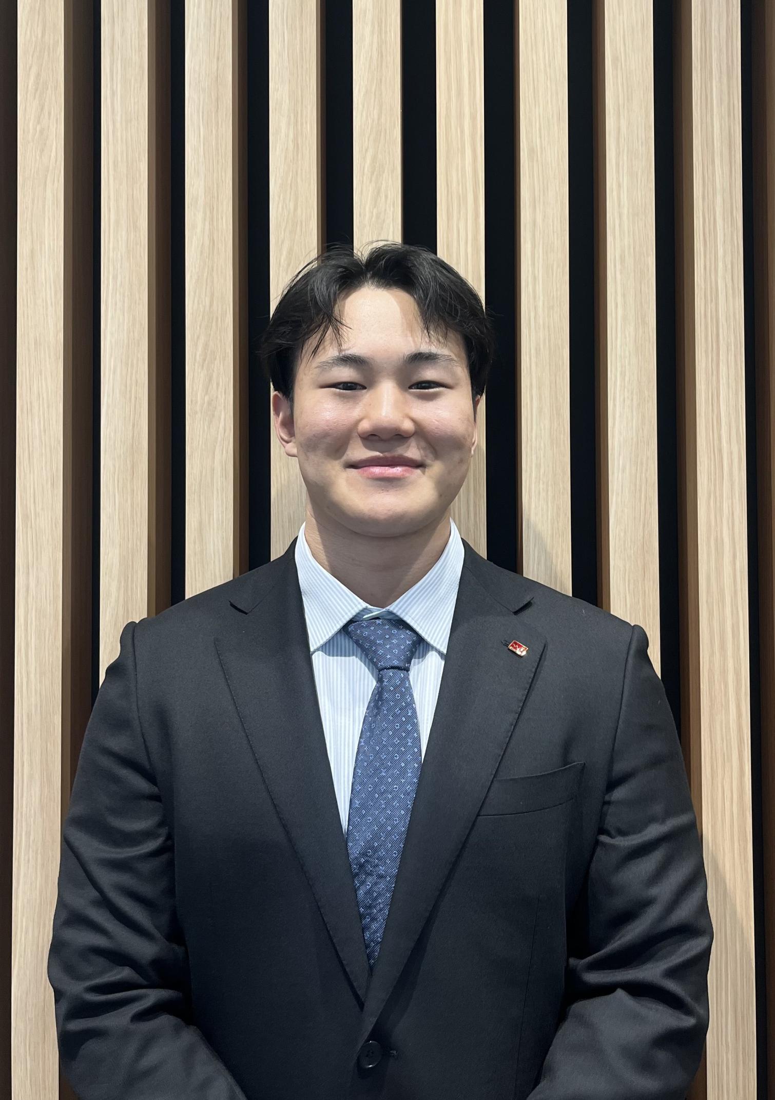 セールススタッフ 東　麻沙斗