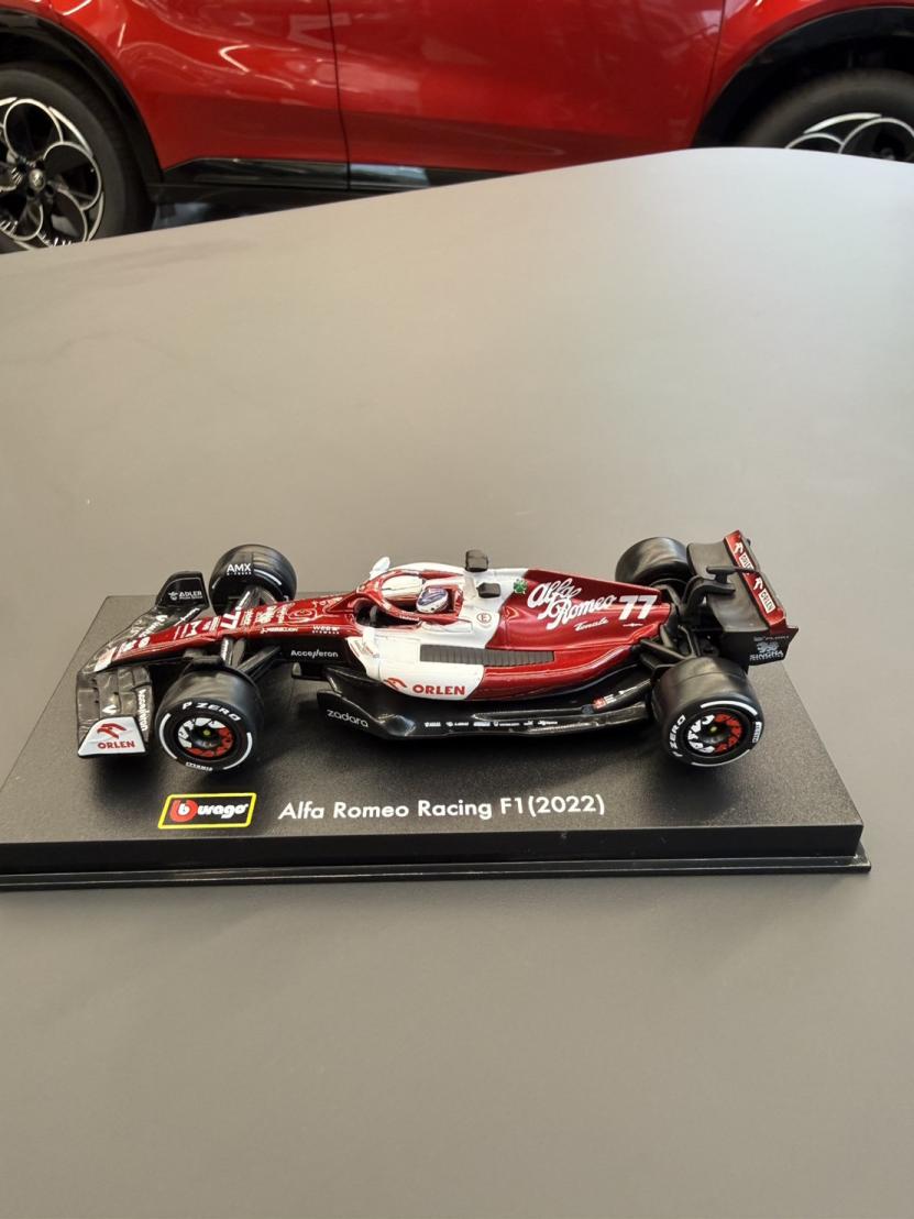 C42 F1 TEAM 1/43 WITH HELMET