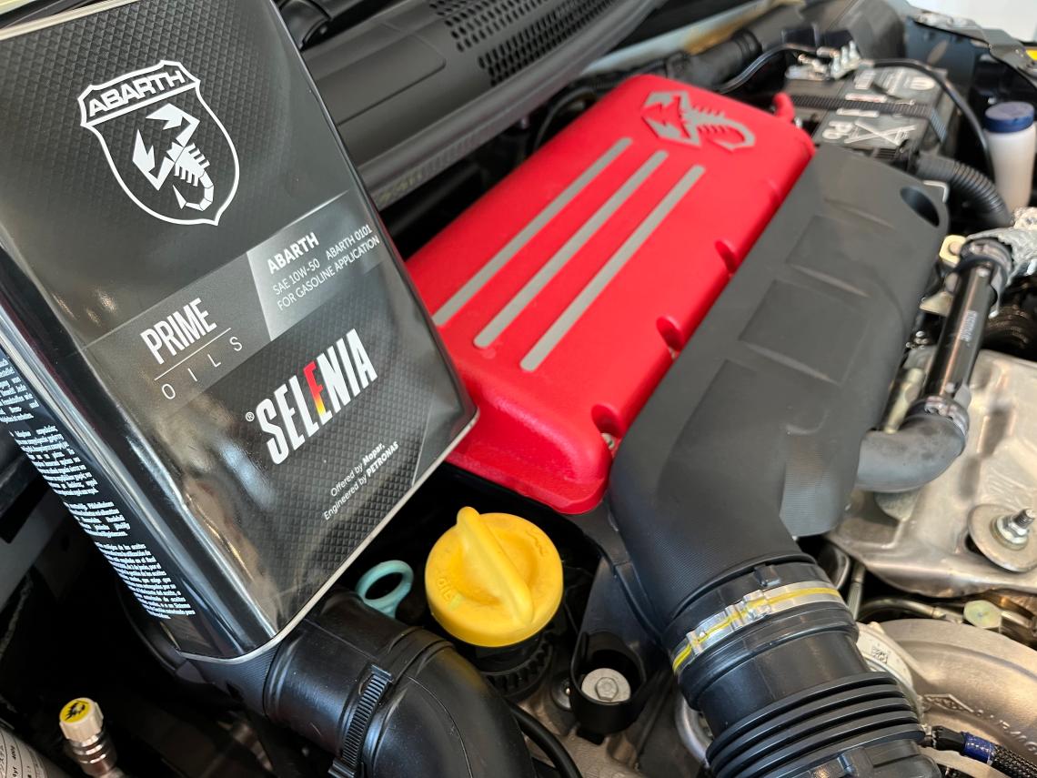 アバルト595/124純正 エンジンオイル 10W-50 アバルト 純正 エンジンオイル 2L 10W-50 10W50 ABARTH 0101