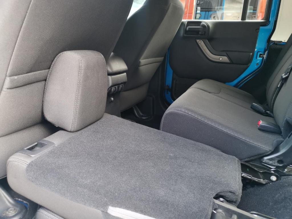 JK ラングラー　ヘッドレスト　後部座席中央　未使用