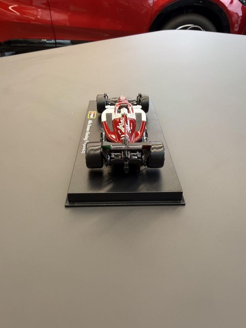 C42 F1 TEAM 1/43 WITH HELMET