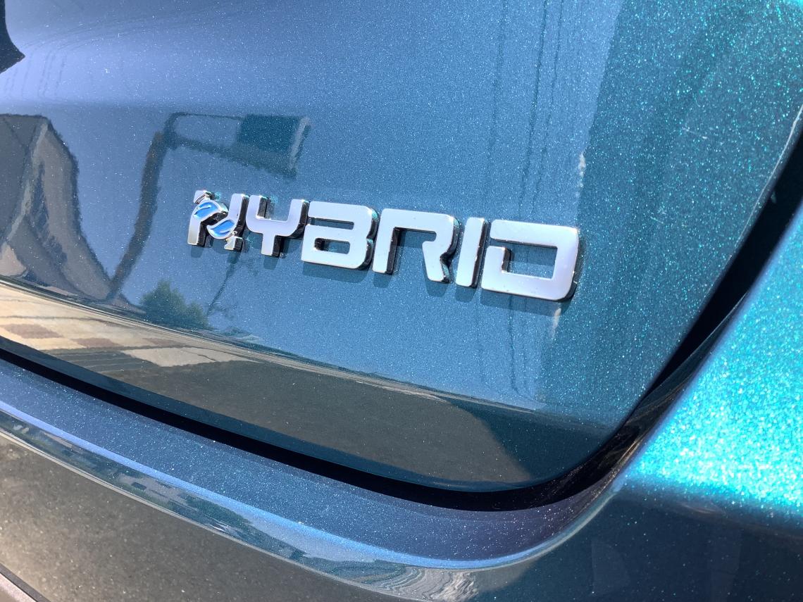 思わず見入ってしまう、Hybrid専用カラー「Sea Green」｜フィアット