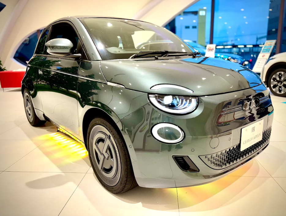 FIAT 500e Giorgio Armani Collector's Edition登場｜フィアット