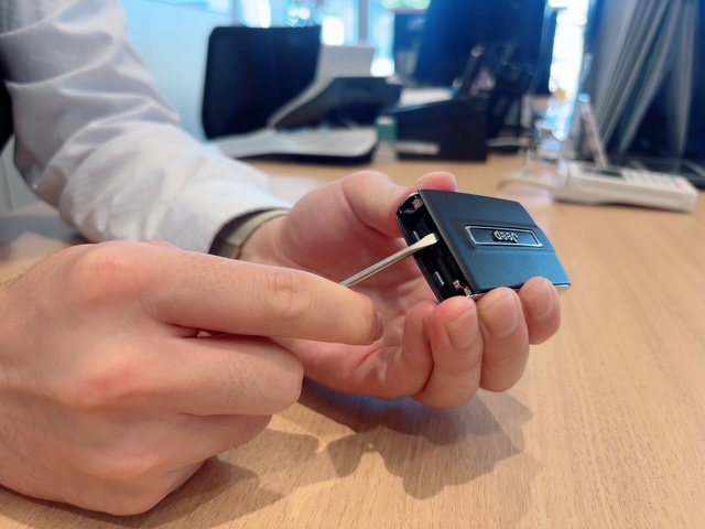 キー電池の交換の仕方②｜ジープ青森スタッフブログ｜Jeep Official